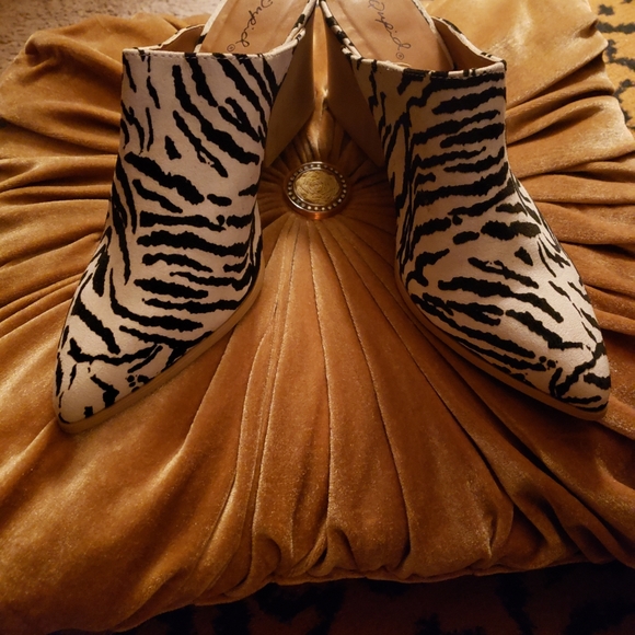 Brand New Cupid Zebra Striped Mules! - Picture 2 of 9